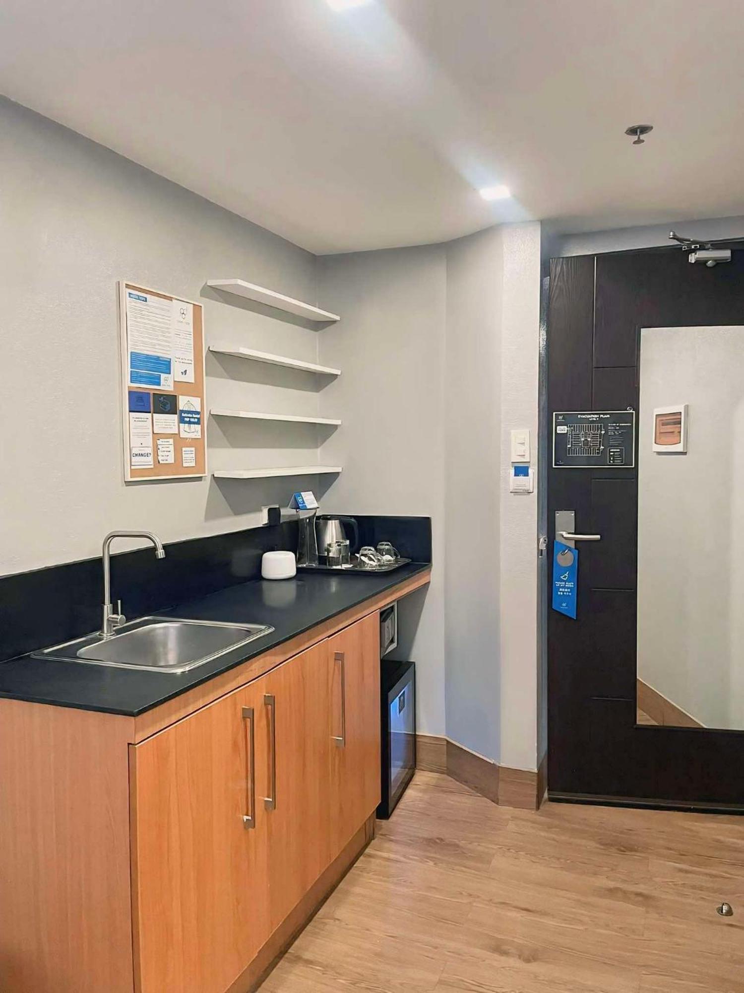Selah Pods Hotel Manila Пасай Екстериор снимка