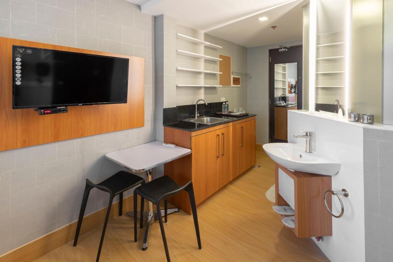 Selah Pods Hotel Manila Пасай Екстериор снимка