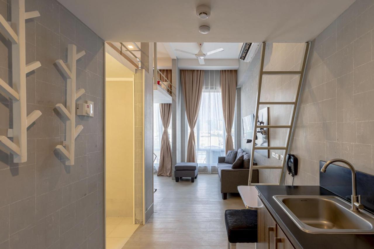 Selah Pods Hotel Manila Пасай Екстериор снимка