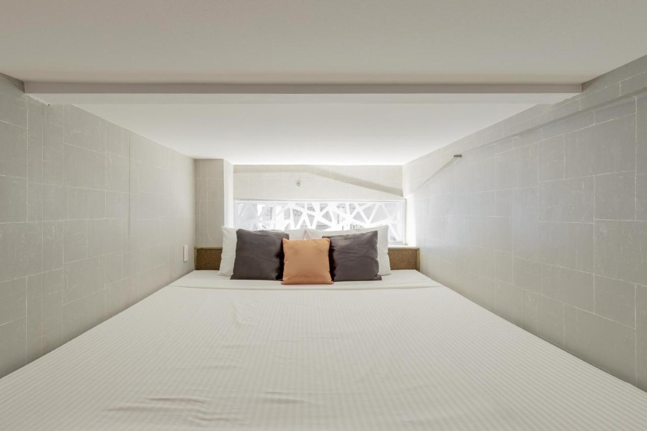Selah Pods Hotel Manila Пасай Екстериор снимка